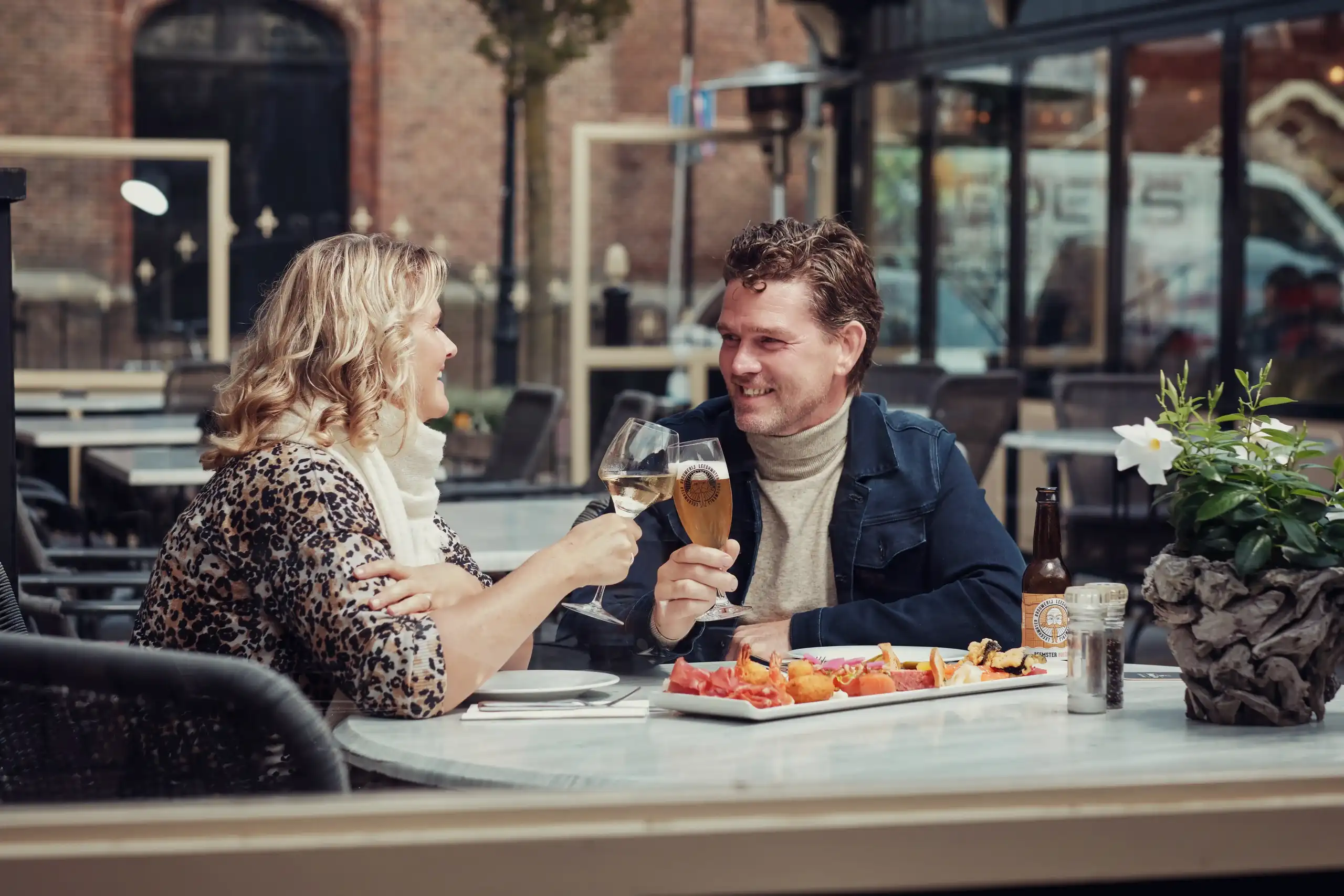 Mensen proosten op terras in Land van Leeghwater